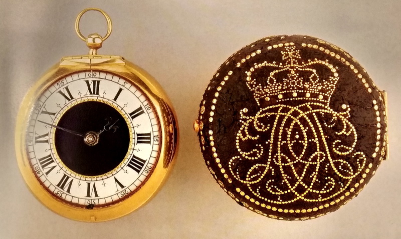 Старинные часы с вензелем и короной