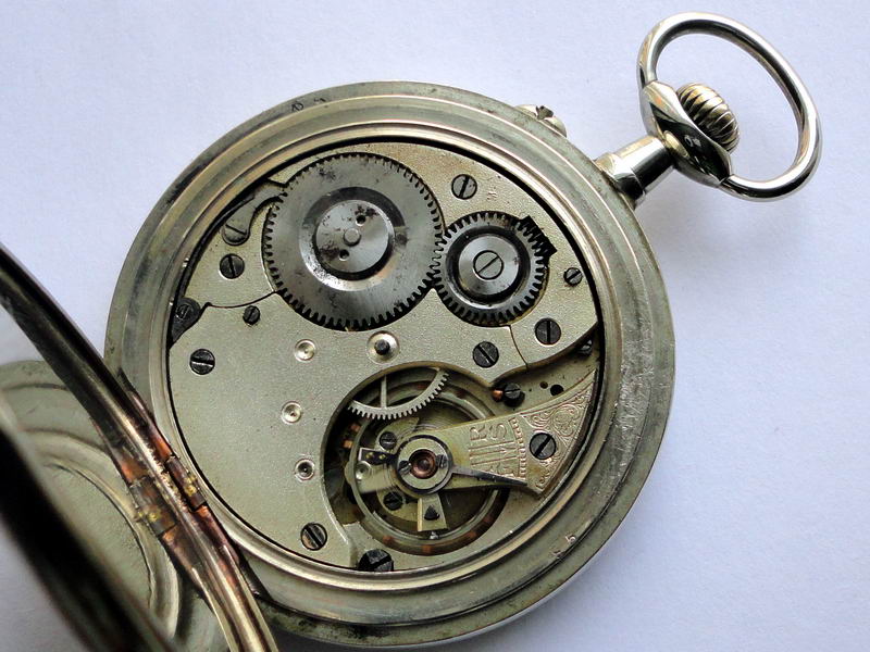 Купить часы на авито в спб. Карманные часы внутри. Карманные часы механизм детали. Починка карманных часов. Старинные часы 1890-1930г.
